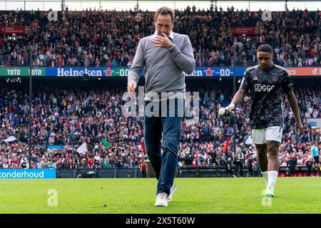 Rotterdam, pays-Bas. 07 avril 2024. ROTTERDAM, PAYS-BAS - 7 AVRIL : L'entraîneur John van 't Schip de l'Ajax et Steven Bergwijn de l'Ajax semblent déçus après le match néerlandais Eredivisie entre Feyenoord et Ajax au Stadion Feijenoord le 7 avril 2024 à Rotterdam, pays-Bas. (Photo de Joris Verwijst/Orange Pictures) crédit : Orange pics BV/Alamy Live News Banque D'Images