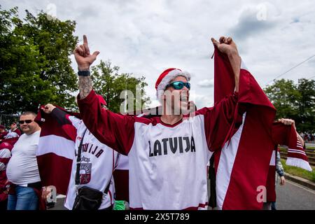 Ostrava, République tchèque. 11 mai 2024. Mars des partisans lettons avant le match du groupe B Lettonie vs Pologne du Championnat mondial 2024 de l’IIHF, à Ostrava, en République tchèque, le 11 mai 2024. Crédit : Vladimir Prycek/CTK photo/Alamy Live News Banque D'Images