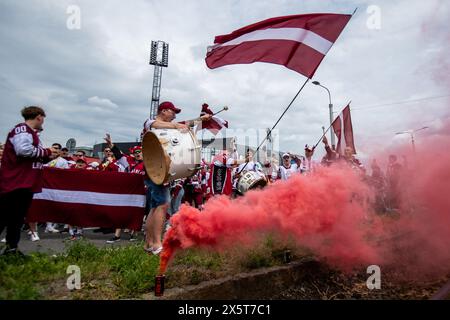 Ostrava, République tchèque. 11 mai 2024. Mars des partisans lettons avant le match du groupe B Lettonie vs Pologne du Championnat mondial 2024 de l’IIHF, à Ostrava, en République tchèque, le 11 mai 2024. Crédit : Vladimir Prycek/CTK photo/Alamy Live News Banque D'Images