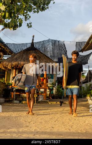 Surfeurs marchant avec des planches de surf sur la plage Banque D'Images