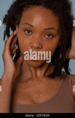 Jeune femme portant un piercing au visage Banque D'Images