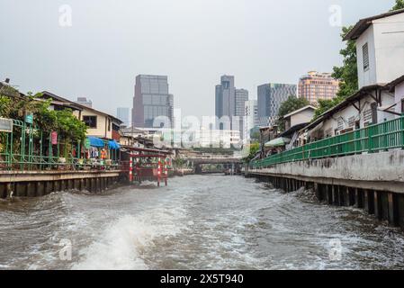 Bangkok, Thaïlande - 31 janvier 2024 : voyage sur un bateau express le long de Khlong Saen Saep. Banque D'Images