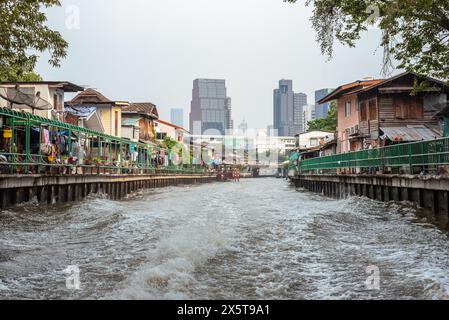 Bangkok, Thaïlande - 31 janvier 2024 : voyage sur un bateau express le long de Khlong Saen Saep. Banque D'Images