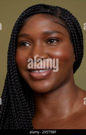 Portrait de femme souriante sur fond vert Banque D'Images