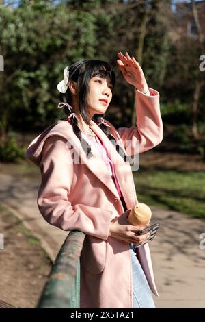 Young woman standing in park Banque D'Images