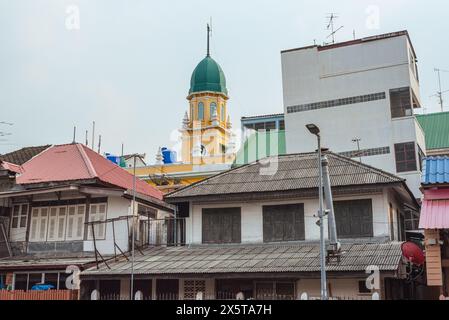 Bangkok, Thaïlande - 31 janvier 2024 : la mosquée Maha Nak, vue depuis Khlong Maha Nak, dans l'une des plus anciennes communautés musulmanes de la ville. Banque D'Images