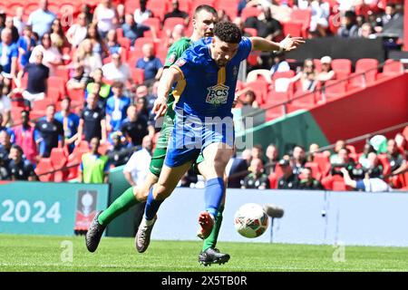 Hassan Nalbant (9 romford) tire et marque le troisième but de Romfords lors du match Buildbase FA vase entre Great Wakering Rovers et Romford FC au stade de Wembley, Londres, samedi 11 mai 2024. (Photo : Kevin Hodgson | mi News) crédit : MI News & Sport /Alamy Live News Banque D'Images