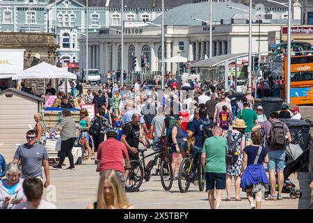 WESTON-SUPER-MARE, Royaume-Uni, 11 mai 2024. Des foules de gens affluent à la plage pour profiter de la canicule, fournissant un coup de pouce bien nécessaire à l'économie locale. Crédit John Rose/Alamy Live News Banque D'Images