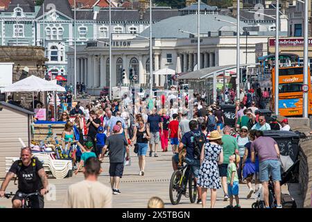 WESTON-SUPER-MARE, Royaume-Uni, 11 mai 2024. Des foules de gens affluent à la plage pour profiter de la canicule, fournissant un coup de pouce bien nécessaire à l'économie locale. Crédit John Rose/Alamy Live News Banque D'Images