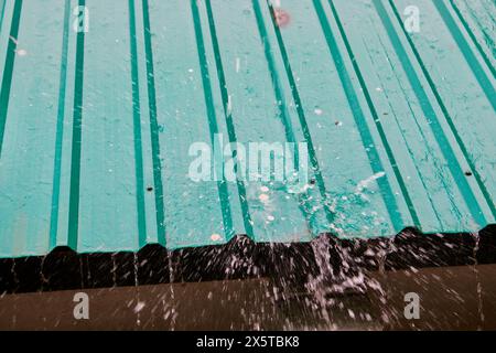 Gouttes de pluie sur toit en métal ondulé Banque D'Images