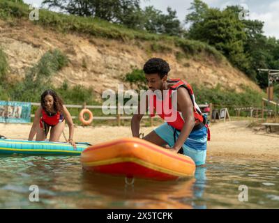 Homme et femme paddleboard sur le lac Banque D'Images