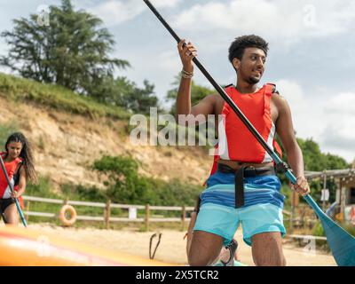 Amis paddleboard le jour ensoleillé Banque D'Images