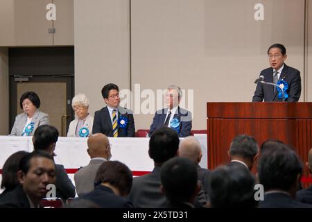 Tokyo, Japon. 11 mai 2024. Le premier ministre japonais Fumio Kishida(R) prend la parole lors du rassemblement des familles des victimes enlevées par la Corée du Nord à Tokyo, au Japon, le samedi 11 mai 2024. Photo de Keizo Mori/UPI crédit : UPI/Alamy Live News Banque D'Images