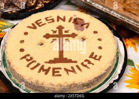 Plaque Coliva avec croix. Une assiette avec Coliva traditionnel, un plat à base de blé bouilli qui est utilisé liturgiquement dans l'Église orthodoxe orientale pour co Banque D'Images