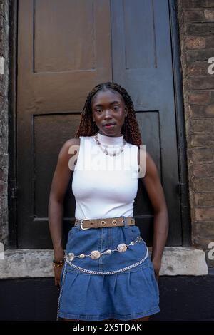 Portrait d'une femme portant un haut blanc et une mini jupe Banque D'Images