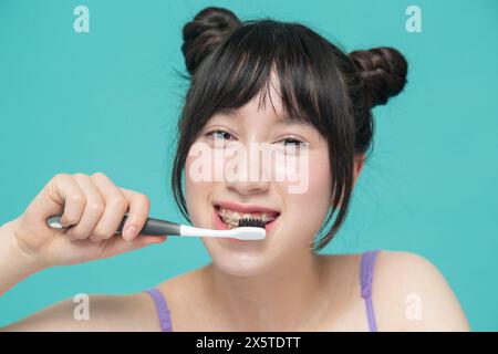 Portrait de studio de fille se brossant les dents Banque D'Images