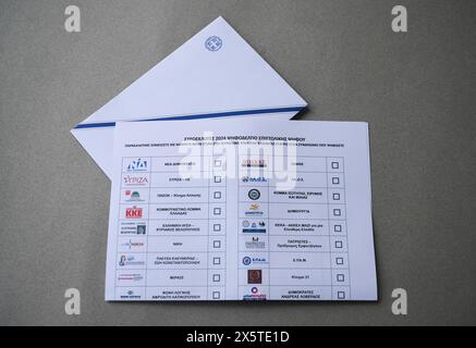 Athènes, Grèce. 10 mai 2024. Vue d'un bulletin de vote postal et d'une enveloppe pour les prochaines élections européennes. Environ 200 000 Grecs résidant en Grèce et 127 pays à l'étranger se sont inscrits pour le vote par correspondance qui est mis en œuvre pour la première fois lors d'une élection en Grèce. (Photo de Dimitris Aspiotis/Pacific Press) (photo de Dimitris Aspiotis/Pacific Press) crédit : Pacific Press Media production Corp./Alamy Live News Banque D'Images