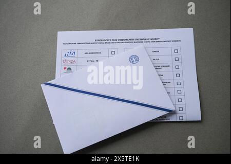 Athènes, Grèce. 10 mai 2024. Vue d'un bulletin de vote postal et d'une enveloppe pour les prochaines élections européennes. Environ 200 000 Grecs résidant en Grèce et 127 pays à l'étranger se sont inscrits pour le vote par correspondance qui est mis en œuvre pour la première fois lors d'une élection en Grèce. (Photo de Dimitris Aspiotis/Pacific Press) (photo de Dimitris Aspiotis/Pacific Press) crédit : Pacific Press Media production Corp./Alamy Live News Banque D'Images