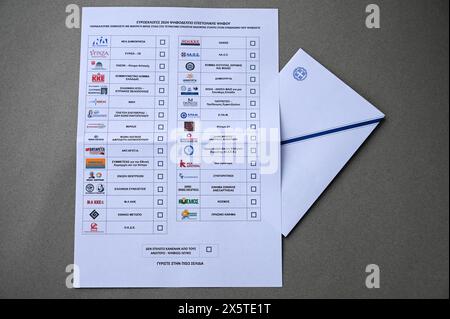 Athènes, Grèce. 10 mai 2024. Vue d'un bulletin de vote postal et d'une enveloppe pour les prochaines élections européennes. Environ 200 000 Grecs résidant en Grèce et 127 pays à l'étranger se sont inscrits pour le vote par correspondance qui est mis en œuvre pour la première fois lors d'une élection en Grèce. (Photo de Dimitris Aspiotis/Pacific Press) (photo de Dimitris Aspiotis/Pacific Press) crédit : Pacific Press Media production Corp./Alamy Live News Banque D'Images