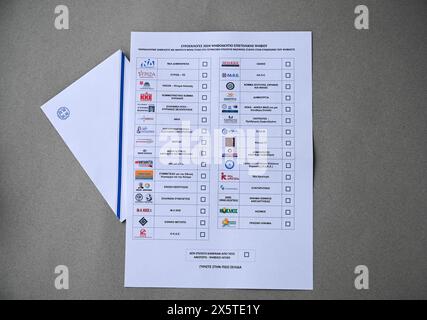 Athènes, Grèce. 10 mai 2024. Vue d'un bulletin de vote postal et d'une enveloppe pour les prochaines élections européennes. Environ 200 000 Grecs résidant en Grèce et 127 pays à l'étranger se sont inscrits pour le vote par correspondance qui est mis en œuvre pour la première fois lors d'une élection en Grèce. (Photo de Dimitris Aspiotis/Pacific Press) (photo de Dimitris Aspiotis/Pacific Press) crédit : Pacific Press Media production Corp./Alamy Live News Banque D'Images