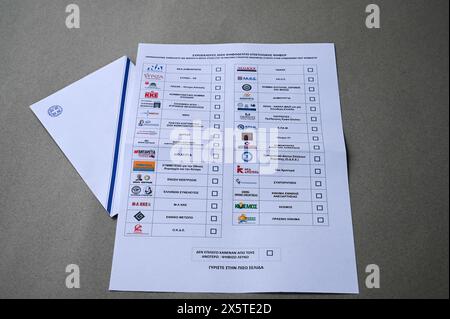 Athènes, Grèce. 10 mai 2024. Vue d'un bulletin de vote postal et d'une enveloppe pour les prochaines élections européennes. Environ 200 000 Grecs résidant en Grèce et 127 pays à l'étranger se sont inscrits pour le vote par correspondance qui est mis en œuvre pour la première fois lors d'une élection en Grèce. (Photo de Dimitris Aspiotis/Pacific Press) (photo de Dimitris Aspiotis/Pacific Press) crédit : Pacific Press Media production Corp./Alamy Live News Banque D'Images