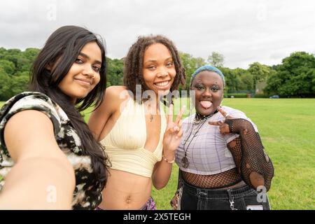 Portrait de trois amis prenant selfie dans le parc Banque D'Images