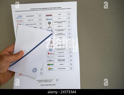 Athènes, Grèce. 10 mai 2024. Un électeur détient un bulletin de vote postal et une enveloppe pour les prochaines élections européennes. Environ 200 000 Grecs résidant en Grèce et 127 pays à l'étranger se sont inscrits pour le vote par correspondance qui est mis en œuvre pour la première fois lors d'une élection en Grèce. (Crédit image : © Dimitris Aspiotis/Pacific Press via ZUMA Press Wire) USAGE ÉDITORIAL SEULEMENT! Non destiné à UN USAGE commercial ! Banque D'Images