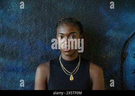Portrait de jeune femme avec des cheveux tressés Banque D'Images