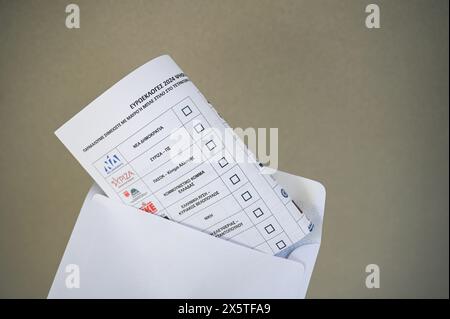 Athènes, Grèce. 10 mai 2024. Une vue d'un bulletin de vote postal à l'intérieur d'une enveloppe pour les prochaines élections européennes. Environ 200 000 Grecs résidant en Grèce et 127 pays à l'étranger se sont inscrits pour le vote par correspondance qui est mis en œuvre pour la première fois lors d'une élection en Grèce. (Crédit image : © Dimitris Aspiotis/Pacific Press via ZUMA Press Wire) USAGE ÉDITORIAL SEULEMENT! Non destiné à UN USAGE commercial ! Banque D'Images