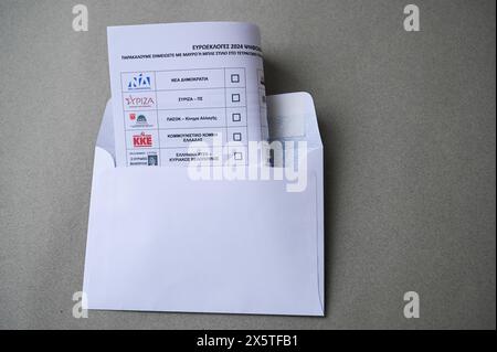 Athènes, Grèce. 10 mai 2024. Une vue d'un bulletin de vote postal à l'intérieur d'une enveloppe pour les prochaines élections européennes. Environ 200 000 Grecs résidant en Grèce et 127 pays à l'étranger se sont inscrits pour le vote par correspondance qui est mis en œuvre pour la première fois lors d'une élection en Grèce. (Crédit image : © Dimitris Aspiotis/Pacific Press via ZUMA Press Wire) USAGE ÉDITORIAL SEULEMENT! Non destiné à UN USAGE commercial ! Banque D'Images