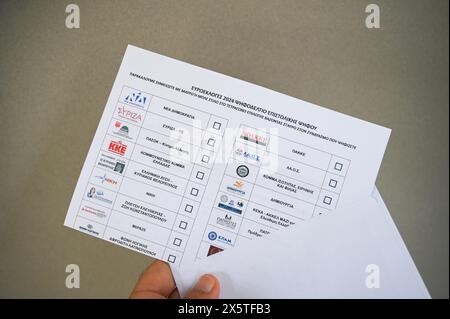 Athènes, Grèce. 10 mai 2024. Un électeur détient un bulletin de vote postal et une enveloppe pour les prochaines élections européennes. Environ 200 000 Grecs résidant en Grèce et 127 pays à l'étranger se sont inscrits pour le vote par correspondance qui est mis en œuvre pour la première fois lors d'une élection en Grèce. (Crédit image : © Dimitris Aspiotis/Pacific Press via ZUMA Press Wire) USAGE ÉDITORIAL SEULEMENT! Non destiné à UN USAGE commercial ! Banque D'Images