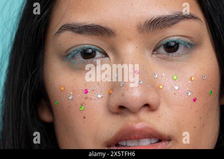 Portrait de femme avec des taches de rousseur brillantes colorées Banque D'Images