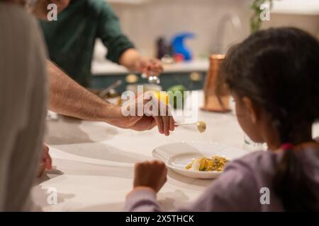 Père servant un repas à sa fille Banque D'Images