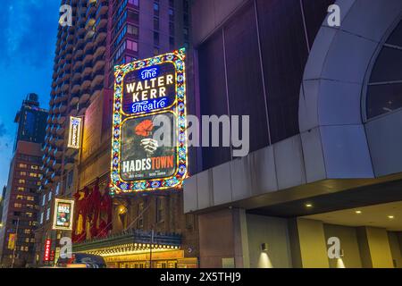 Belle vue nocturne sur le théâtre Walter Kerr avec la publicité LED vibrante de la comédie musicale «Hadès Town», au cœur de Broadway. New York. Banque D'Images