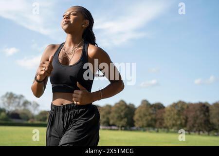 Young woman jogging in park Banque D'Images