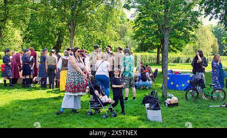 Glasgow, Écosse, Royaume-Uni. 11 mai 2024 : la Journée du patrimoine polonais a été célébrée dans le parc Kelvingrove avec la communauté locale des scouts polonais dans la culture locale et locale et des enfants, suivie d'une exposition d'art au club polonais de Glasgow. Crédit Gerard Ferry /Alamy Live News Banque D'Images