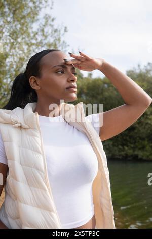 Portrait d'une jeune femme regardant la vue Banque D'Images