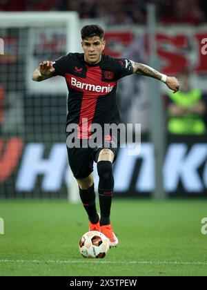 LEVERKUSEN, ALLEMAGNE - 09 MAI : Piero Hincapie de Bayer Leverkusen court avec un ballon lors de la demi-finale de l'UEFA Europa League 2023/24 entre Bayer 04 Leverkusen et AS Roma à la BayArena le 09 mai 2024 à Leverkusen, Allemagne. © diebilderwelt / Alamy Stock Banque D'Images