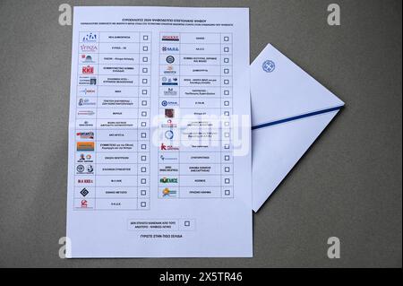 Athènes, Grèce. 10 mai 2024. Vue d'un bulletin de vote postal et d'une enveloppe pour les prochaines élections européennes. Environ 200 000 Grecs résidant en Grèce et 127 pays à l'étranger se sont inscrits pour le vote par correspondance qui est mis en œuvre pour la première fois lors d'une élection en Grèce. (Crédit image : © Dimitris Aspiotis/Pacific Press via ZUMA Press Wire) USAGE ÉDITORIAL SEULEMENT! Non destiné à UN USAGE commercial ! Banque D'Images