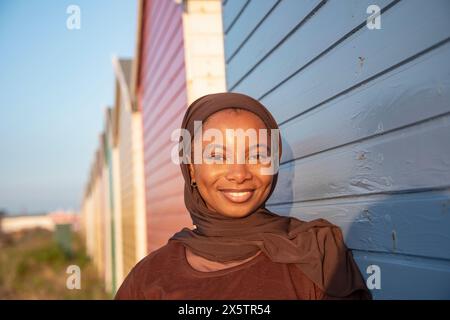 Portrait de belle femme musulmane regardant la caméra Banque D'Images