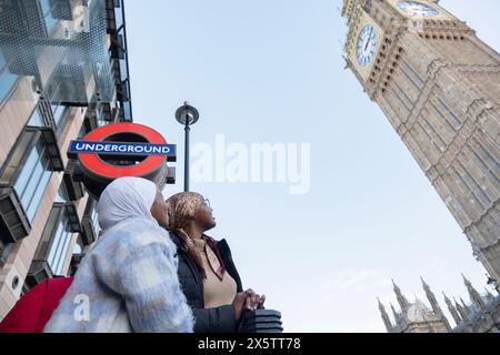 Royaume-Uni, Londres, jeunes femmes touristes dans les hijabs regardant Big Ben Banque D'Images