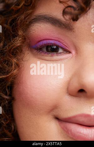 Femme brune avec des ombres à paupières roses Banque D'Images