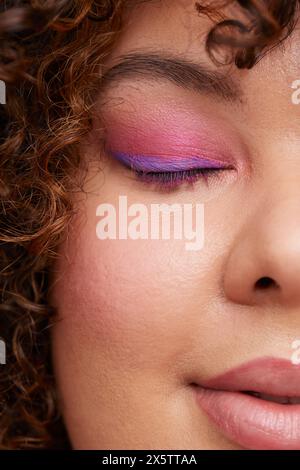 Femme brune avec des ombres à paupières roses Banque D'Images