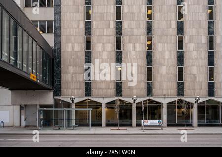 Calgary (Alberta) - le 4 mai 2024 : L'ancien édifice de la Bibliothèque publique de Calgary est maintenant occupé par l'école d'architecture de l'Université de Calgary. Banque D'Images