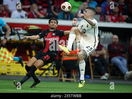 LEVERKUSEN, ALLEMAGNE - 09 MAI : amine Adli de Bayer Leverkusen affronte Gianluca Mancini d'AS Roma lors du match de deuxième manche de la demi-finale de l'UEFA Europa League 2023/24 entre le Bayer 04 Leverkusen et L'AS Roma à la BayArena le 09 mai 2024 à Leverkusen, Allemagne. © diebilderwelt / Alamy Stock Banque D'Images