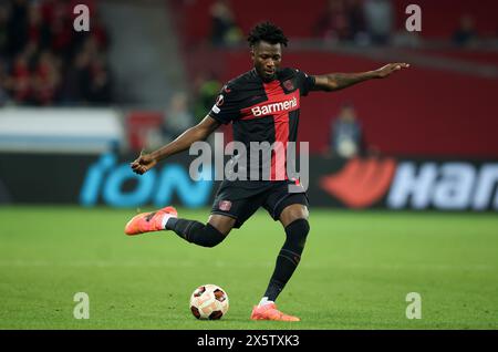 LEVERKUSEN, ALLEMAGNE - 09 MAI : Edmond Tapsoba de Bayer Leverkusen court avec un ballon lors de la demi-finale de l'UEFA Europa League 2023/24 entre Bayer 04 Leverkusen et AS Roma à la BayArena le 09 mai 2024 à Leverkusen, Allemagne. © diebilderwelt / Alamy Stock Banque D'Images