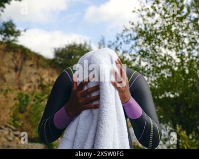 Femme serviette séchant les cheveux après la natation Banque D'Images