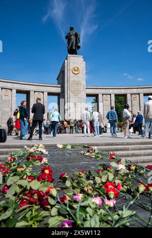 09.05.2024, Berlin, Deutschland, Europa - Russen und pro-russische Sympathisanten legen am Tag des sieges vor dem Sowjetischen Ehrenmal im Ortsteil Tiergarten am 79. Jahrestag des sieges der ehemaligen Sowjetunion und den Allierten ueber Nazi-Deutschland und dem Ende des Zweiten Weltkriegs Blumen und Kraenze nieder und zollen den gefallenen russischen Soldaten ihren Respekt. Auf Grund des anhaltenden Krieges in der Ukraine sind Flaggen und Fahnen mit russischem Bezug, Uniformen, Marsch- und Militaerlieder und Kennzeichen, die den russischen Angriffskrieg auf die Ukraine verherrlichen nicht erl Banque D'Images