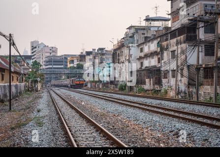 Bangkok, Thaïlande - 31 janvier 2024 : une section de chemin de fer de Rama I Road au pont sur Khlong Saen Saep. Banque D'Images