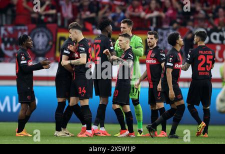 LEVERKUSEN, ALLEMAGNE - MAI 09 : joueurs de Leverkusen joueurs Jeremie Frimpong de Bayer Leverkusen, Matj Kovari de Bayer Leverkusen, granit Xhaka de Bayer Leverkusen, Edmond Tapsoba de Bayer Leverkusen, Exequiel Palacios de Bayer Leverkusen, Alejandro Grimaldo de Bayer Leverkusen, Jonas Hofmann du Bayer Leverkusen avant la demi-finale de l'UEFA Europa League 2023/24 entre le Bayer 04 Leverkusen et L'AS Roma à la BayArena le 09 mai 2024 à Leverkusen, Allemagne. © diebilderwelt / Alamy Stock Banque D'Images